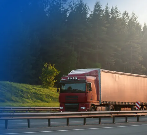 Επικαθήμενο φορτηγό της Kollaros Transport σε εθνική οδό στον άξονα Αθήνα – Θεσσαλονίκη για διαμεσολαβημένες ή διεθνείς μεταφορές